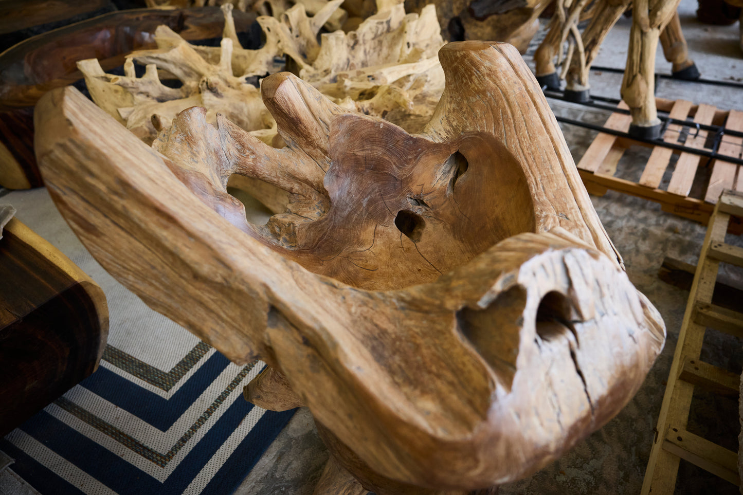 TEAK ROOT WASTAFEL STAND